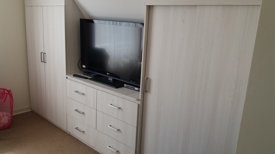 closet en dormitorio con techo en A