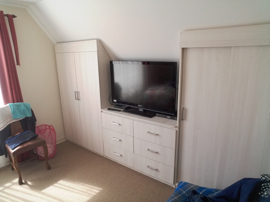 closet en dormitorio con techo en A