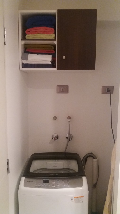 pequeño mueble para detergente y tohallas