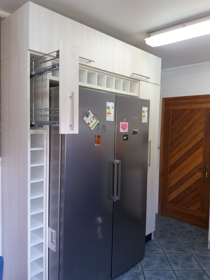 mueble de cocina con especiero y despensa extraible