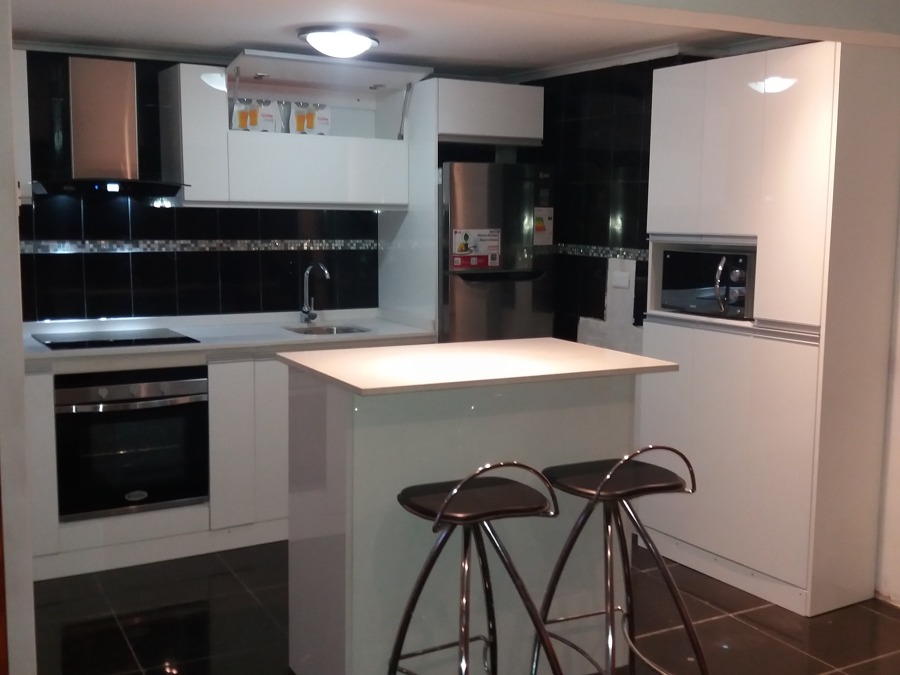 cocina en valparaiso con isla