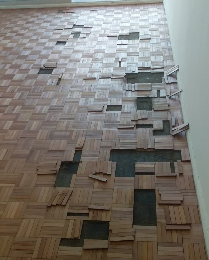 Reparación de un piso tipo coril o mosaico, de eucalipto