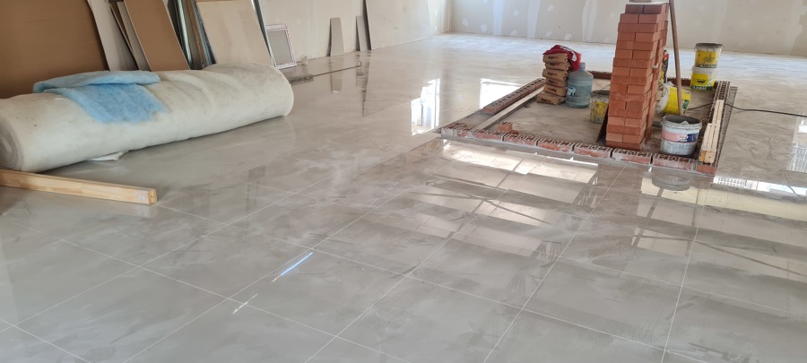 Instalacion de porcelanato en galpón de oficina