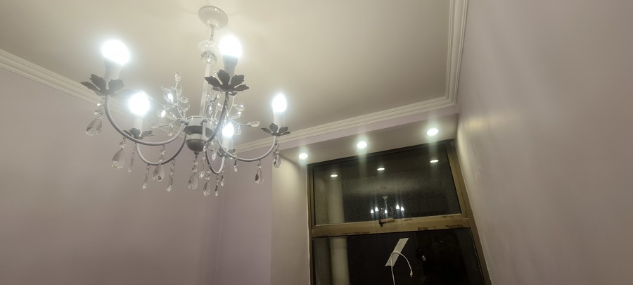 Cenefa con luz led y lampara