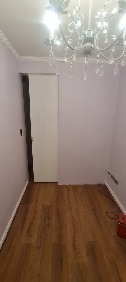 Puerta corredera colgante escondida en tabique