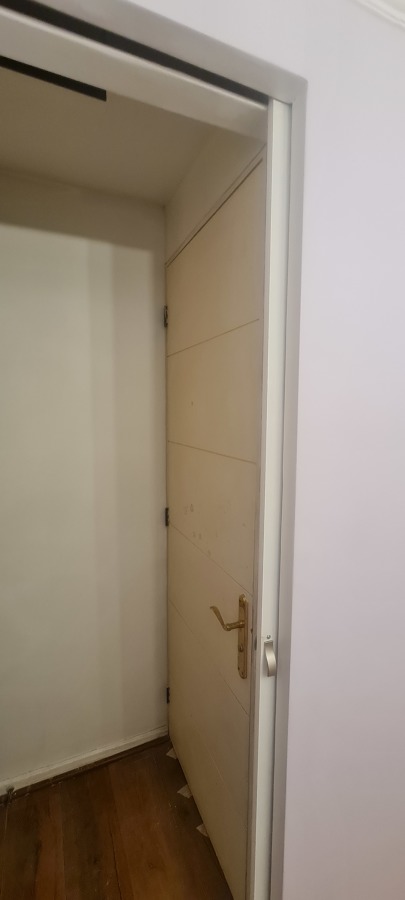 Puerta corredera colgante escondida en tabique