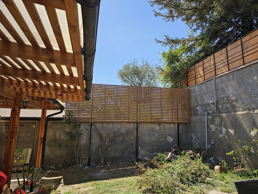 Corta vista en patio trasero de casa de Pudahuel