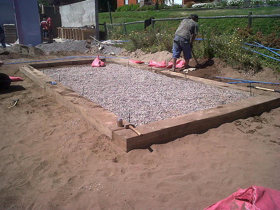 Jardín seco con durmientes y piedras decorativas