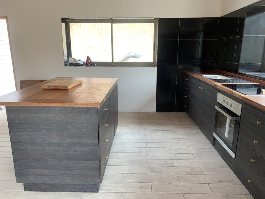 Cocina en Melamina Espresso y Cubiertas de Roble Demolición