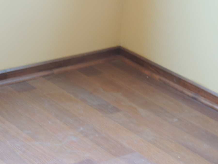 piso flotante y terminaciones precisas guardapolvao y cuarto rodon