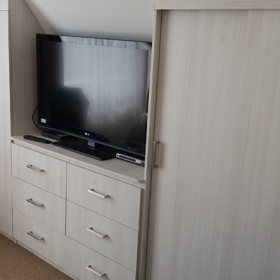 closet en dormitorio con techo en A