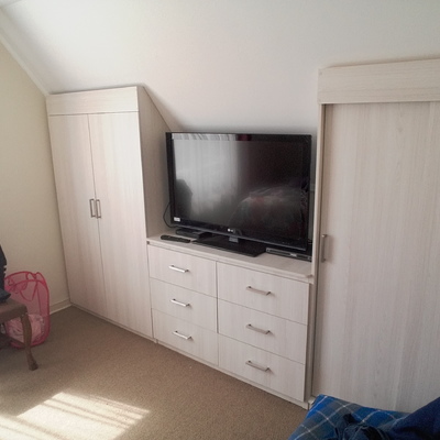 closet en dormitorio con techo en A