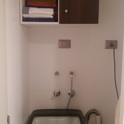 pequeño mueble para detergente y tohallas