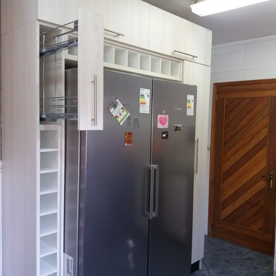 mueble de cocina con especiero y despensa extraible