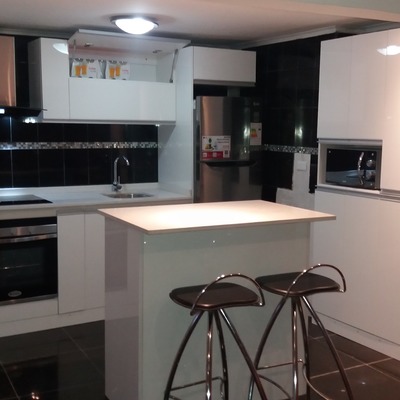 cocina en valparaiso con isla