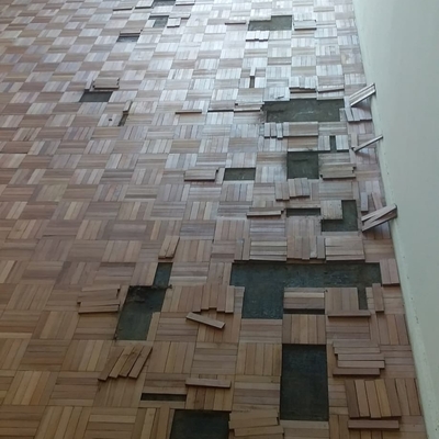 Reparación de un piso tipo coril o mosaico, de eucalipto