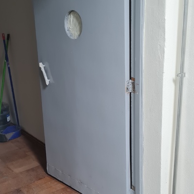 Enchape nuevo en ambas caras y pintado