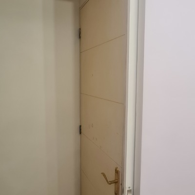 Puerta corredera colgante escondida en tabique