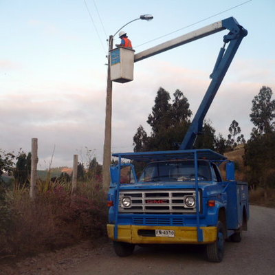 camión alza hombre para mantención de alumbrado público con alcance de 11 m