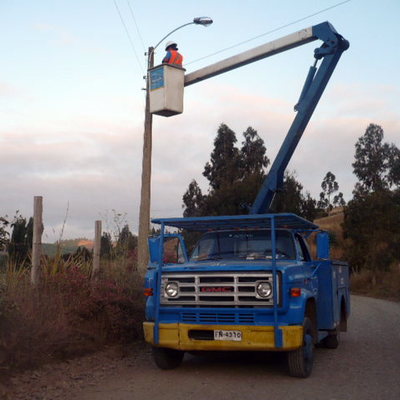 camión alza hombre para mantención de alumbrado público con alcance de 11 m