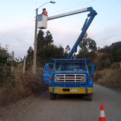 camión alza hombre para mantención de alumbrado público con alcance de 11 m