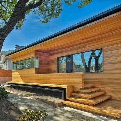 CASA CON ESCALERA DE ENTRADA