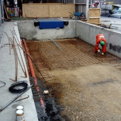 construcción acceso y descarga de camiones