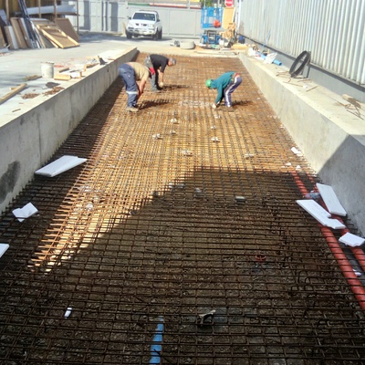 construcción acceso y descarga de camiones