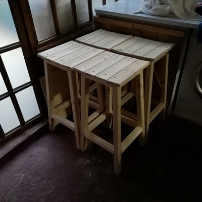 taburetes, pisos y mesas