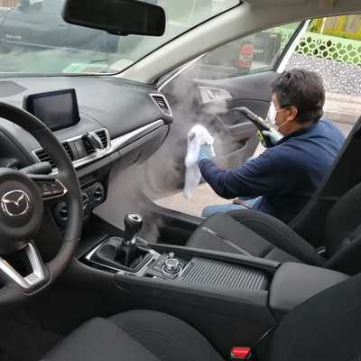 Lavado y sanitizado a vapor de vehículos