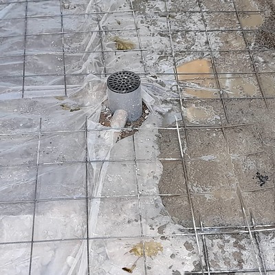 Instalación malla acma y desagüe para radier.