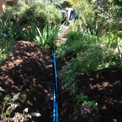 Zanja con cañerías de riego