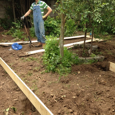 Construcción de camas altas de cultivo para huerto urbano