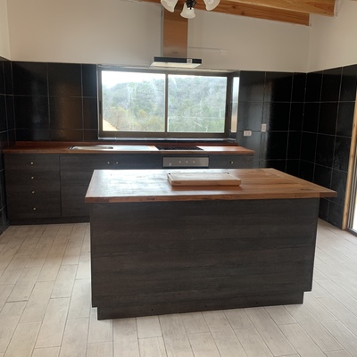 Cocina en Melamina Espresso y Cubiertas de Roble Demolición