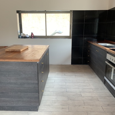 Cocina en Melamina Espresso y Cubiertas de Roble Demolición