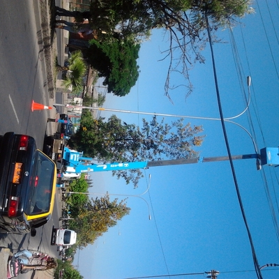 mantención de alumbrado público con camión alza hombre con alcance de 15m