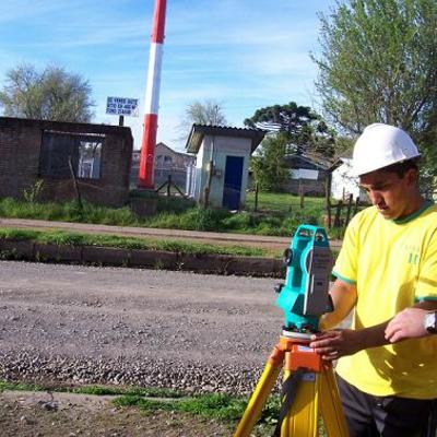 medición de verticalidad en torres monopostes