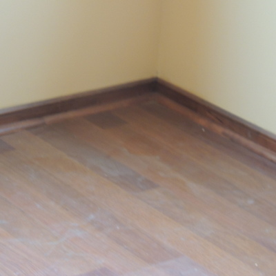 piso flotante y terminaciones precisas guardapolvao y cuarto rodon