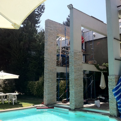 Remodelacion casa Sauma. 390 m2. Fachadas exteriores, piscina y quincho.