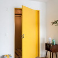 puerta pintada en amarillo