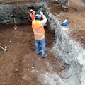 Trabajadores excavando.