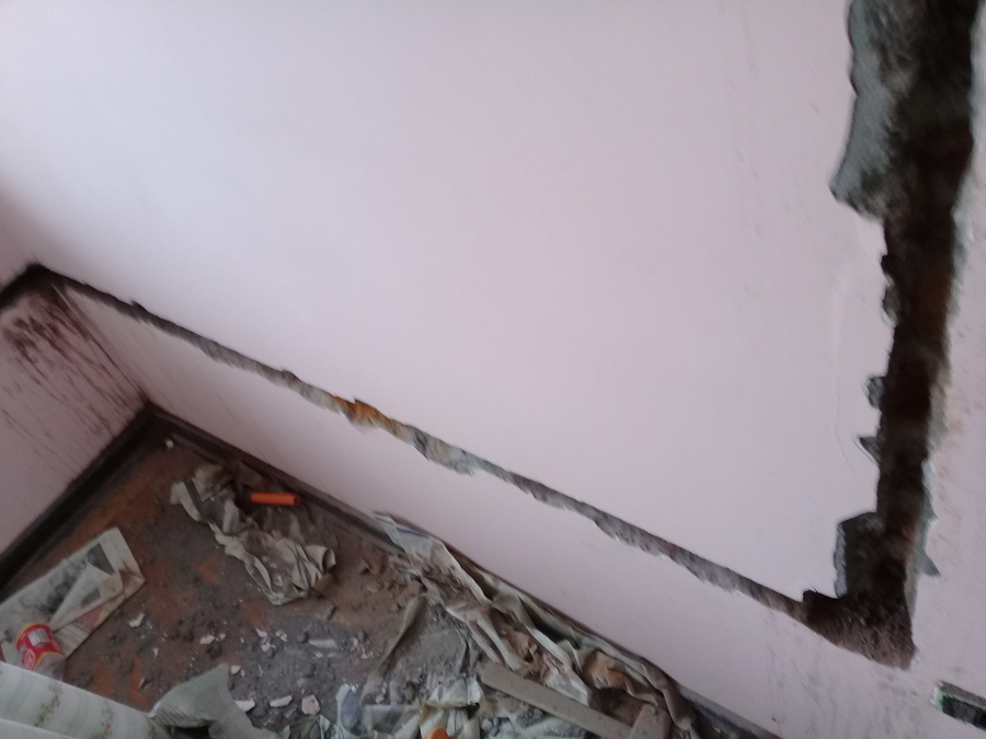 abertura de orificios para canalizar ducteria en pared circuito enchufe planta baja