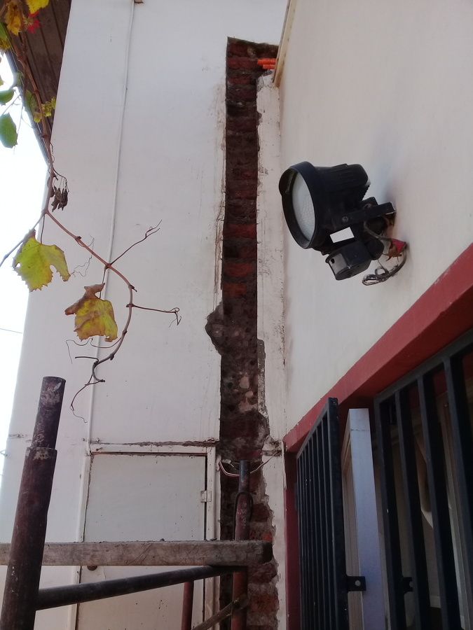 abertura de orificios para canalizar ducteria en pared circuitos planta alta