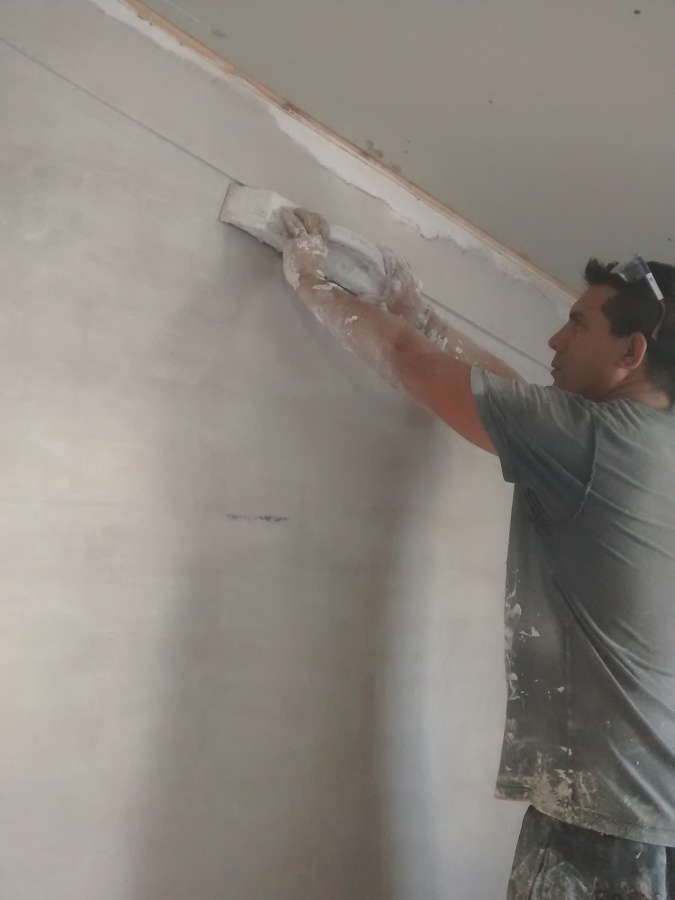 Mi padre rematando molduras con el ferro