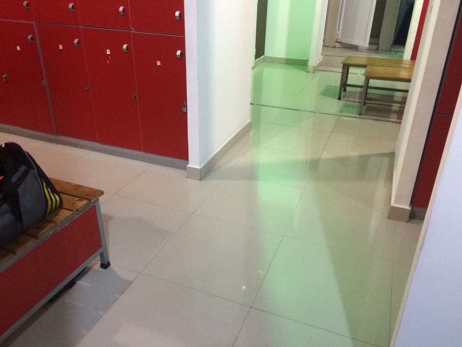 piso brillante y sanitizado