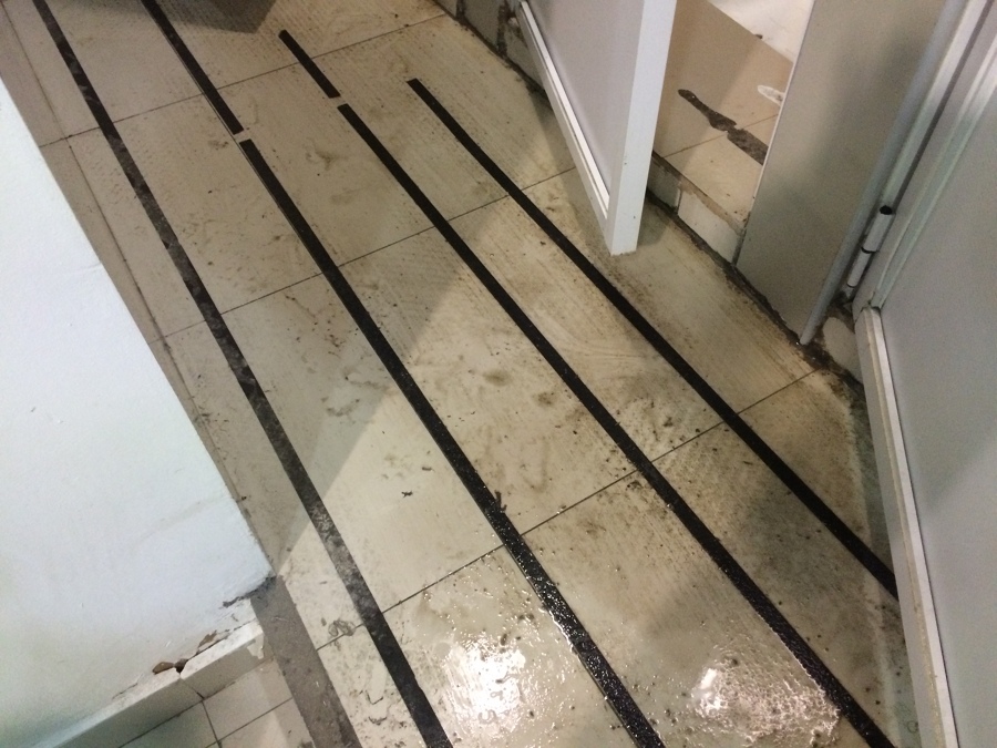 Pisos con hongos y juntas sucias