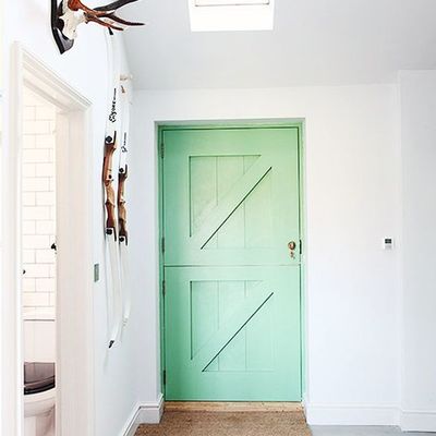 puerta pintada en verde