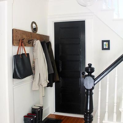 puerta pintada en negro