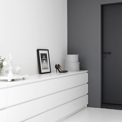 puerta pintada en gris