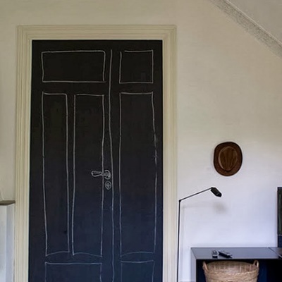 puerta pintada en pizarra